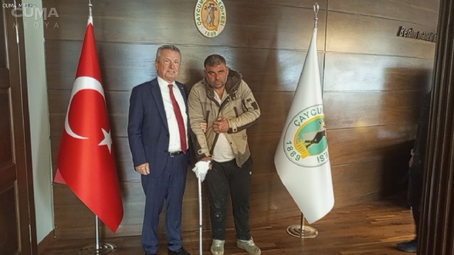 ‘Başkanımı çok seviyorum’ dedi, çatıya çıkarak intihara kalkıştı