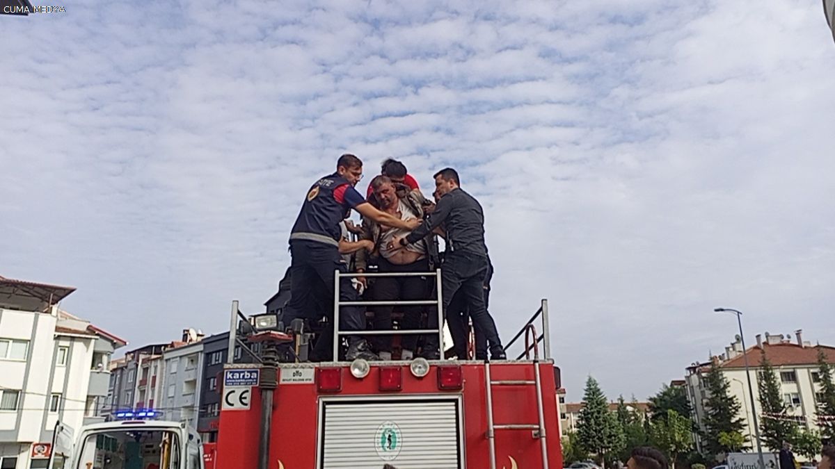 ‘Başkanımı çok seviyorum’ dedi, çatıya çıkarak intihara kalkıştı