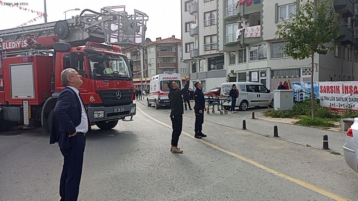 ‘Başkanımı çok seviyorum’ dedi, çatıya çıkarak intihara kalkıştı