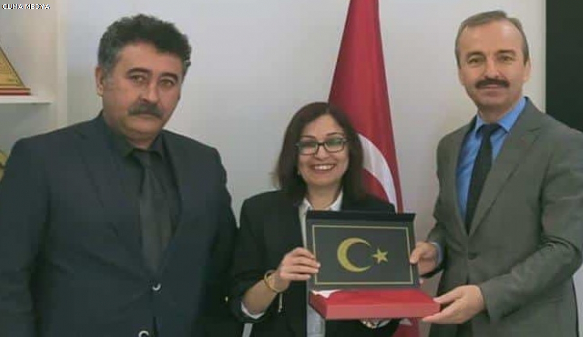 Türk bayrağını taktim ettiler