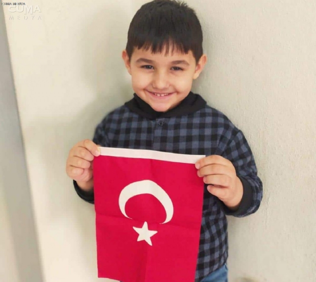 Türk bayrağını taktim ettiler