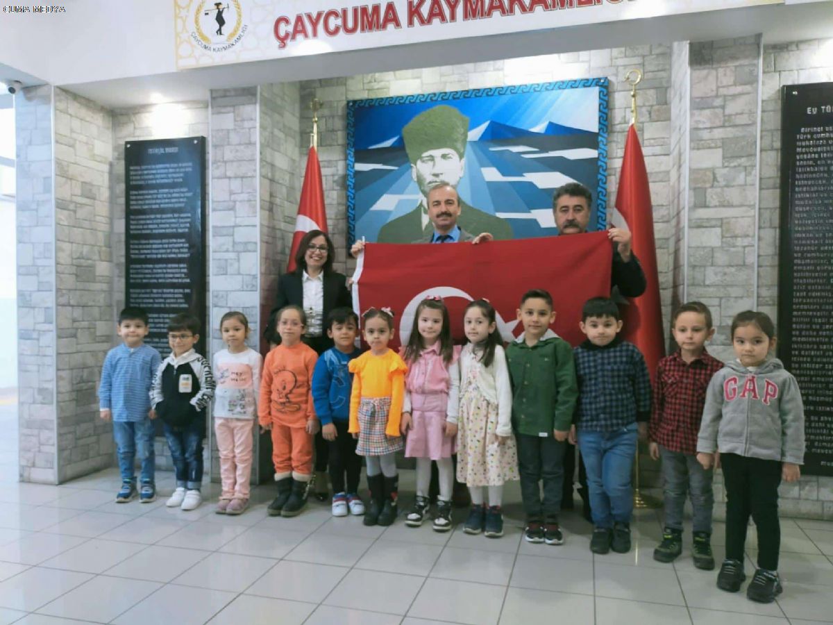 Türk bayrağını taktim ettiler