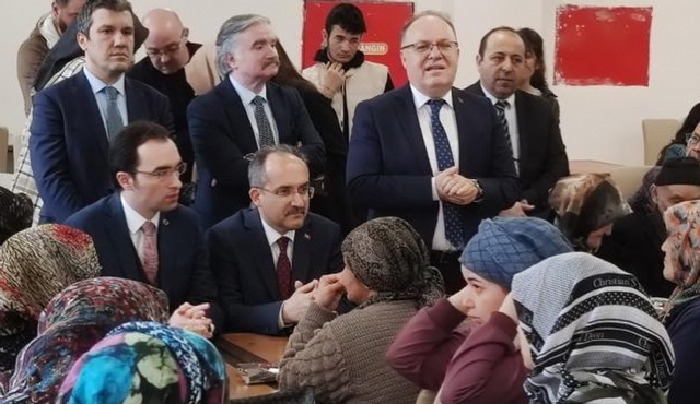 Depremzede ailelerin taleplerini dinlediler