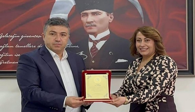 Umut Başoğlu'ndan emekli olan personeline plaket