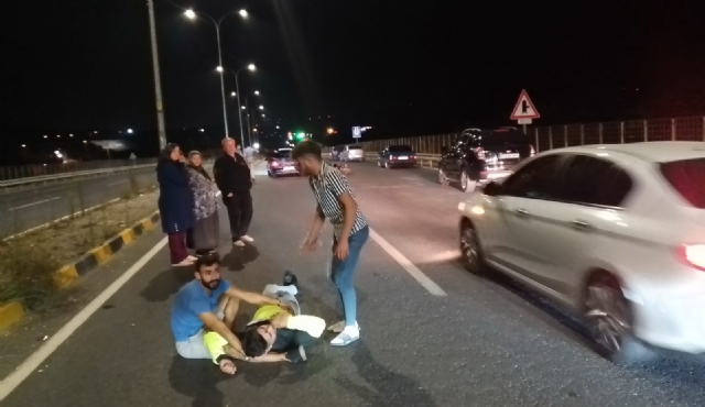 Ani fren yapan otomobil nedeniyle motordan düştü