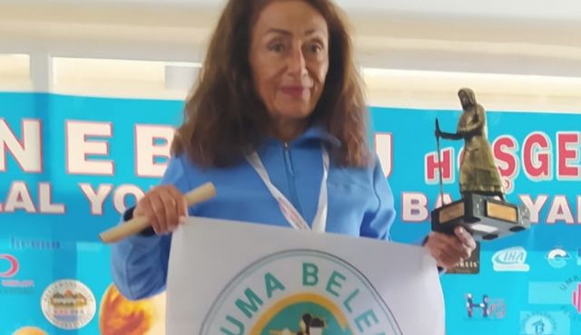 Kürsüye Belediyesi flamasıyla çıktı