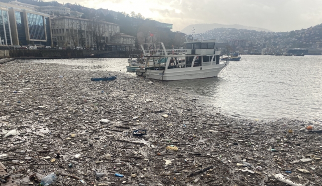 Yüzlerce atık denizi kapladı