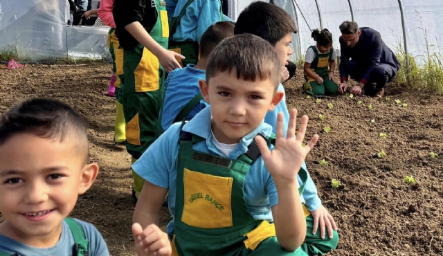 Minik Eller Topraa Hayat Verdi