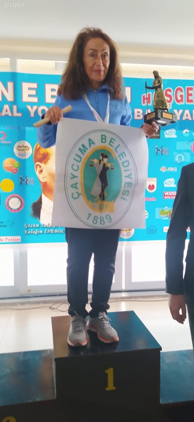 Kürsüye Belediyesi flamasıyla çıktı