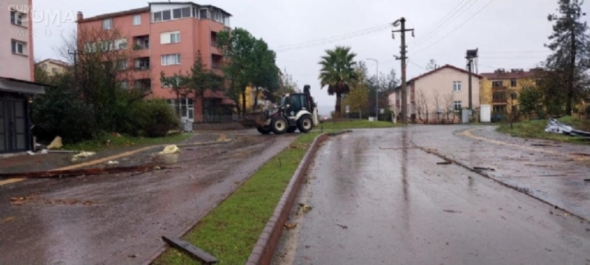 Çaycuma'da evin çatısı uçtu