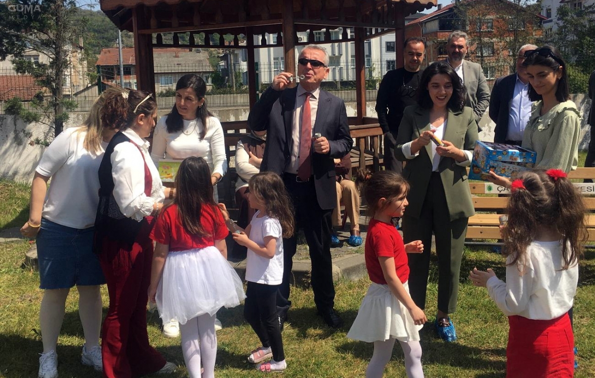 Miniklerden Renkli 23 Nisan Gösterisi