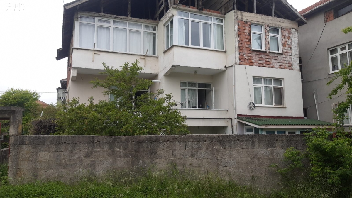 55 Yaşındaki Adam Balkonda Ölü Bulundu