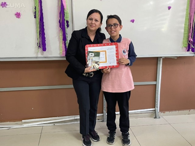 Öğrenciler karnelerini aldı