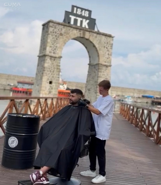 Müşterisini deniz manzarası eşliğinde tıraş etti
