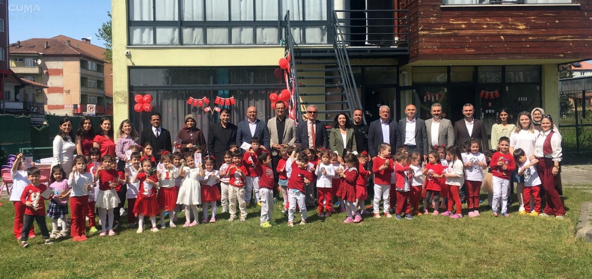 Miniklerden Renkli 23 Nisan Gösterisi