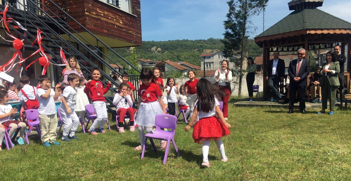 Miniklerden Renkli 23 Nisan Gösterisi