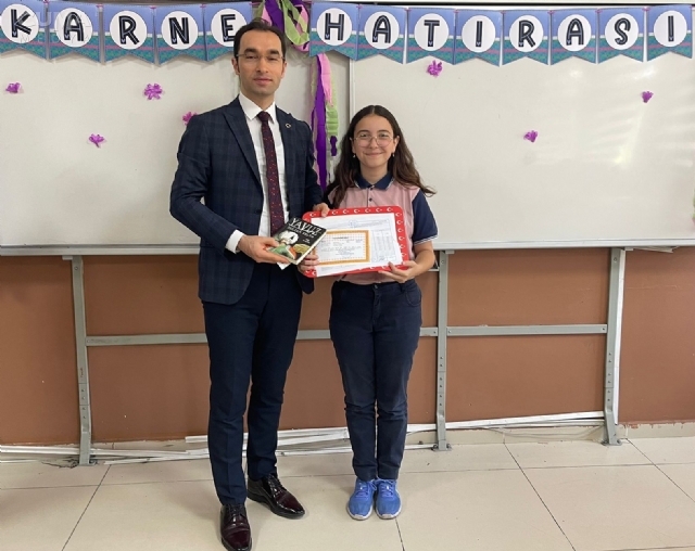 Öğrenciler karnelerini aldı