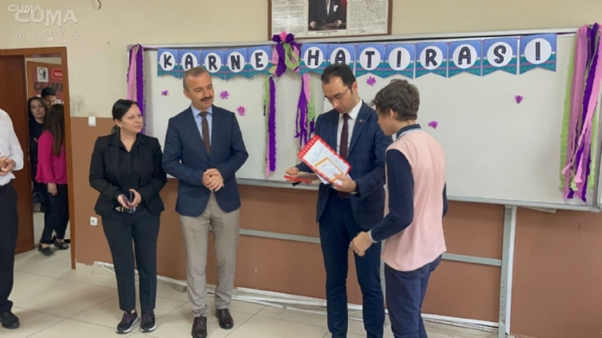 Öğrenciler karnelerini aldı
