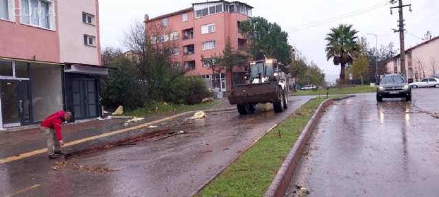Çaycuma'da evin çatısı uçtu