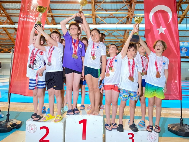 Yüzme yarışmasında Çaycuma'ya ödül yağmuru