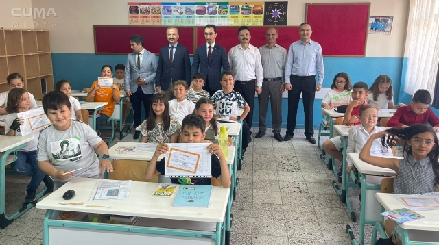 Öğrenciler karnelerini aldı