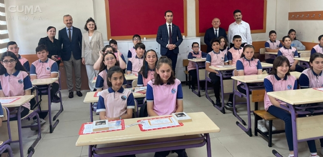 Öğrenciler karnelerini aldı
